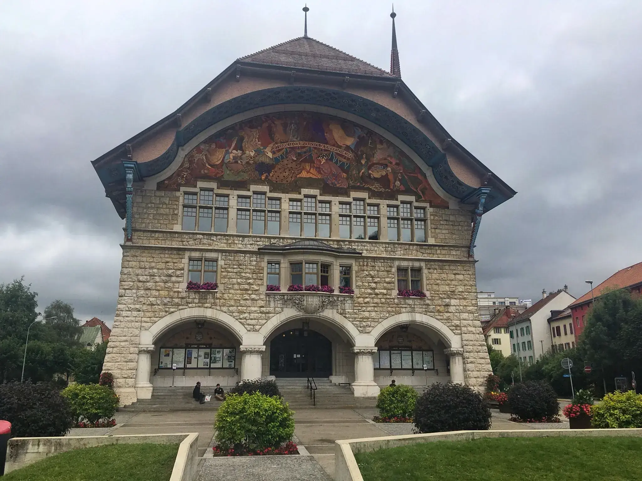 Le Locle. Hotel de Ville. French for City Hall. But in Spanish, sounds like the “hotel of the village”, further to a funnier “La Posada de la Aldea”.